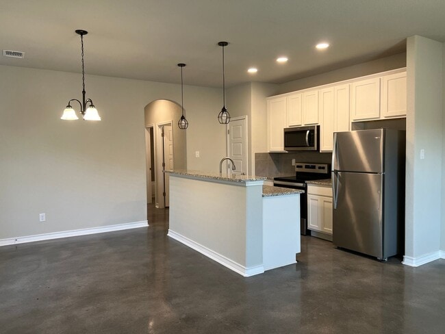 Building Photo - 926 Country Club Dr