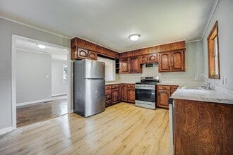 Building Photo - Freshly Updated 4 Bedroom House