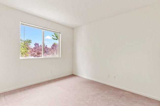 Building Photo - Modern 4 Bed Home with Office, AC, Garage,...