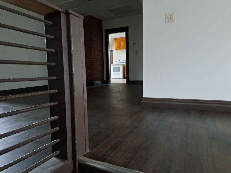 Building Photo - 261 Maple St