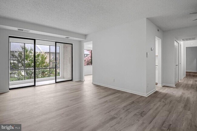 Building Photo - 10223 Valentino Dr
