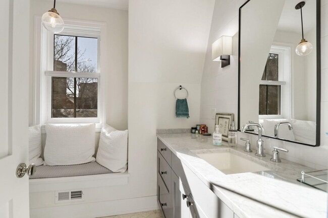 Building Photo - 3 N Walworth Ave