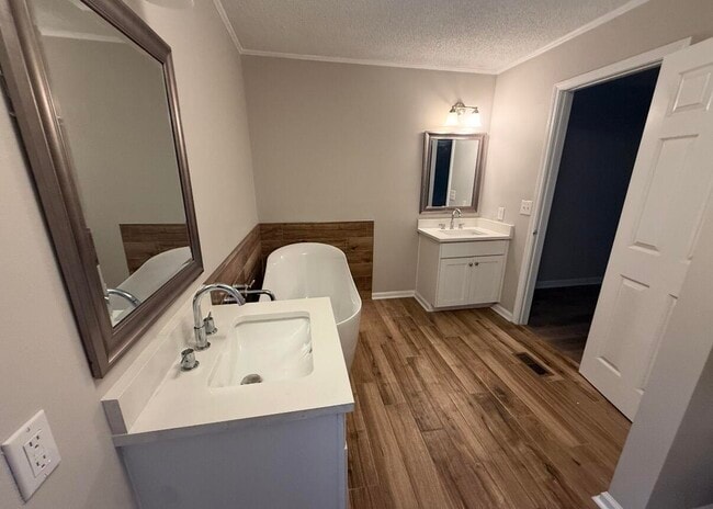 Building Photo - 3083 Lake Sue Dr