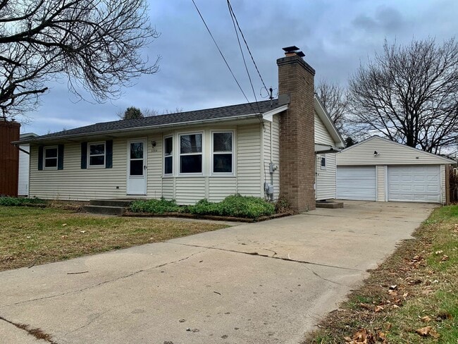 Building Photo - Three Bedroom Home in Kenowa Hills