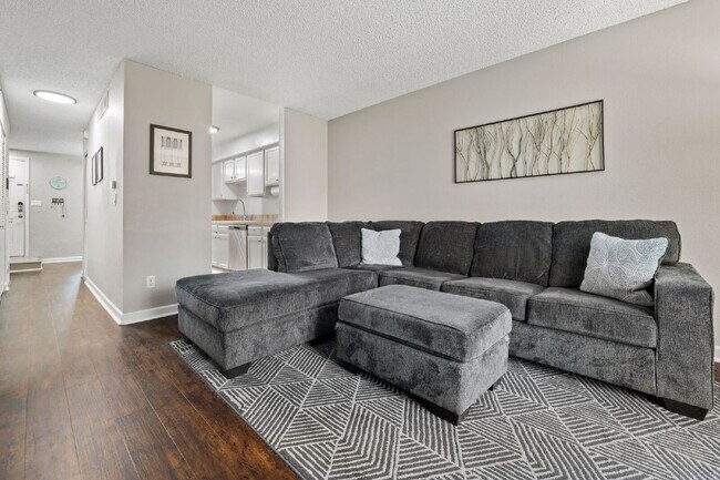 Building Photo - Great 2 bed 2 bath town house centrally lo...