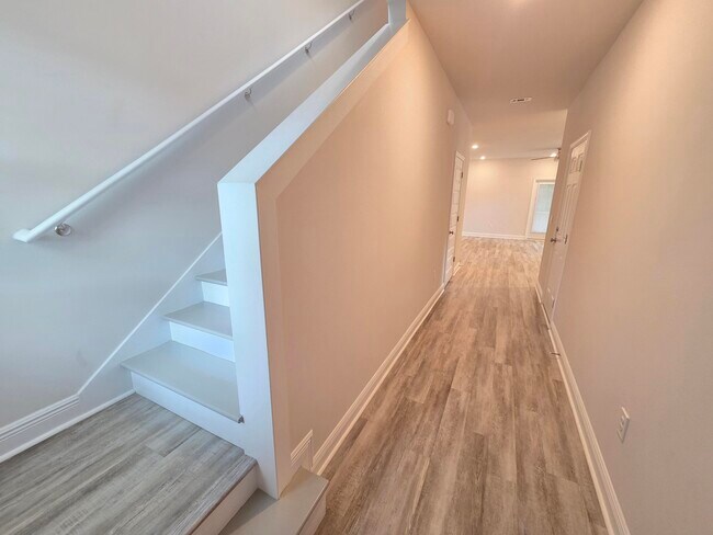 Building Photo - 1030 McLaren Cir