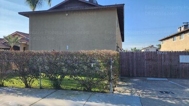Building Photo - 2 bedroom, 1.5 bathroom townhome located near schools, shopping, restaurants, & Kern Medical Hosp...