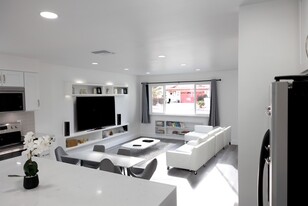 Building Photo - 53130 Avenida Mendoza