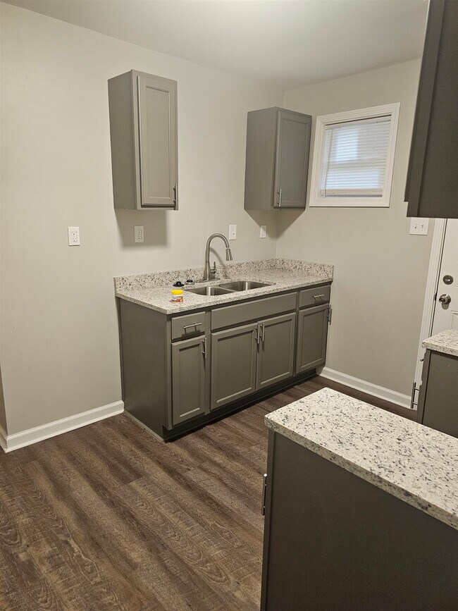 Building Photo - 30 E McKellar Ave