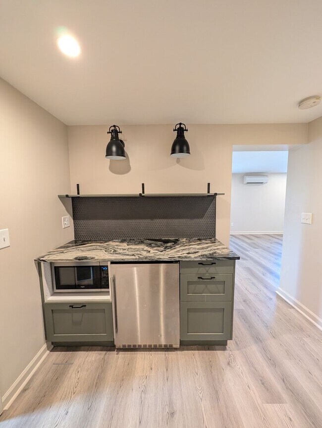 Building Photo - Great West Asheville Location!