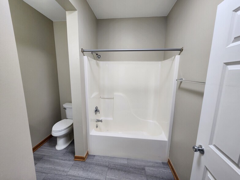 guest bathroom 2 - 869 Pope St