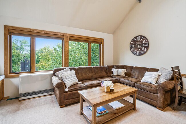 Building Photo - 907 E Mountain Rd