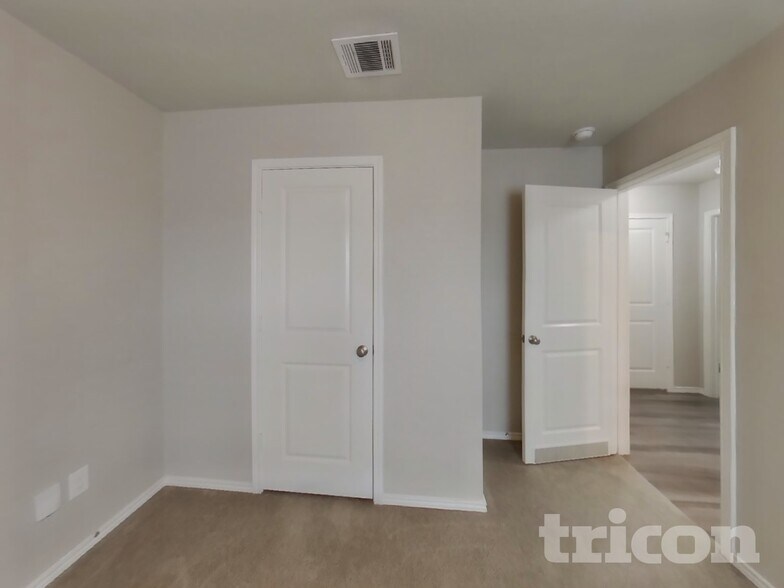 Building Photo - 102 Elizondo Way