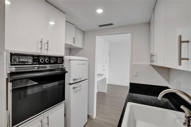 Building Photo - 3 Island Ave