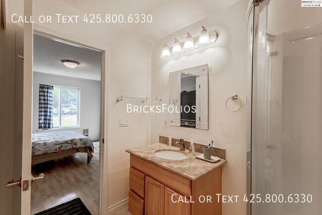 Building Photo - Prime Bellevue Condo, conveniently located...