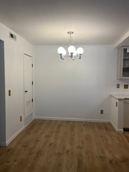 Dining area - 8555 Fairmount Dr