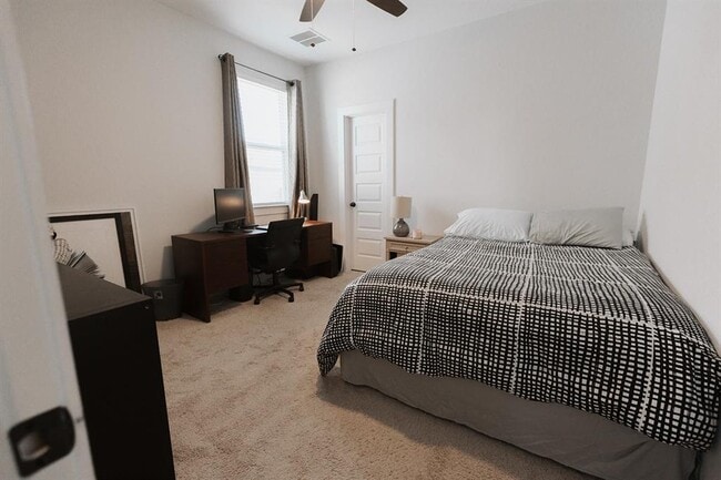 Building Photo - 808 Karst Cv