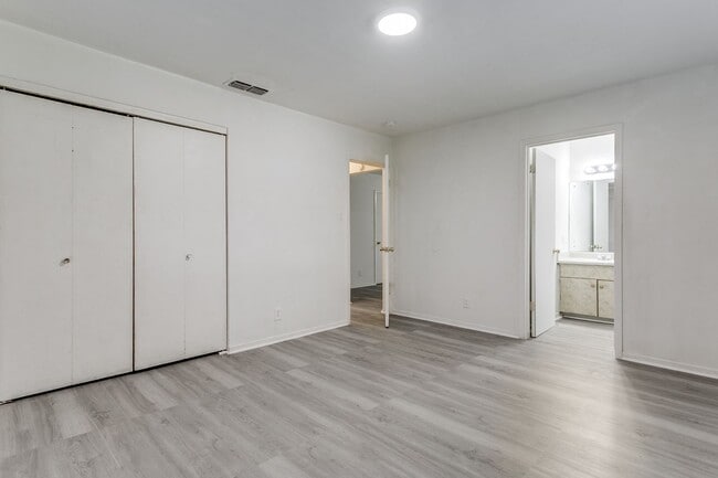 Building Photo - 528-S