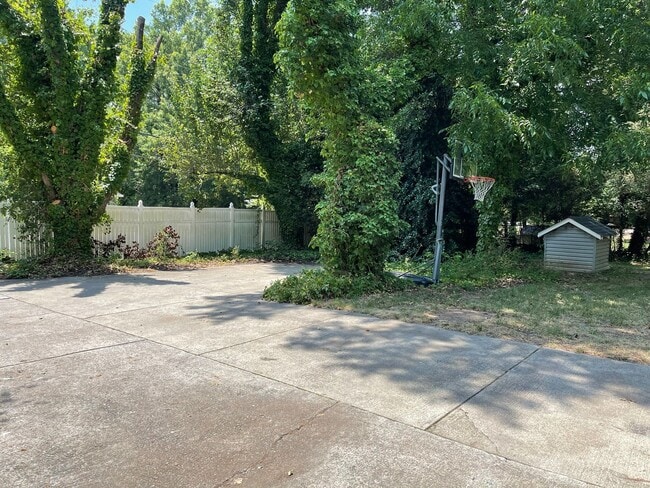 Building Photo - Beautiful Private Three Bedroom Home in So...