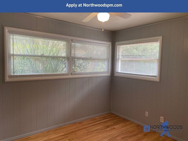 Building Photo - 3 Bedroom Charming House, located on quiet street off cul-de-sac.