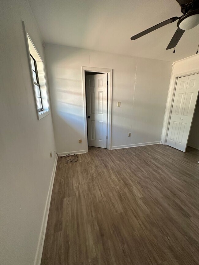 Building Photo - Updated 3 Bedroom 1.5 Bath Home in Gray