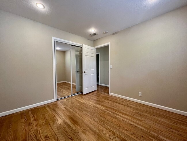 Building Photo - Spacious 4-Bed / 2-Bath Rancher near Linda Mar Beach