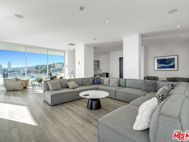 Building Photo - 1100 Alta Loma Rd