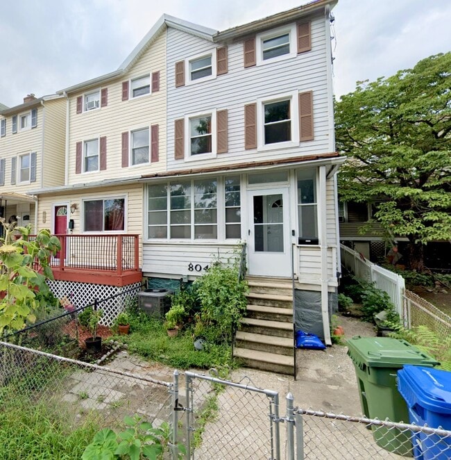 Building Photo - 804 S Darby St