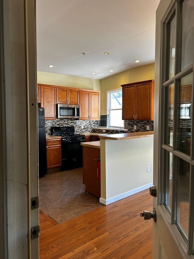 Building Photo - 1326 E Gibson St