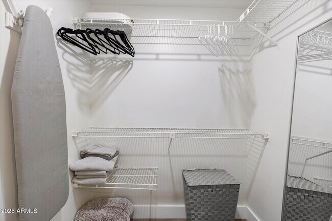 Building Photo - 1820 E Morten Ave