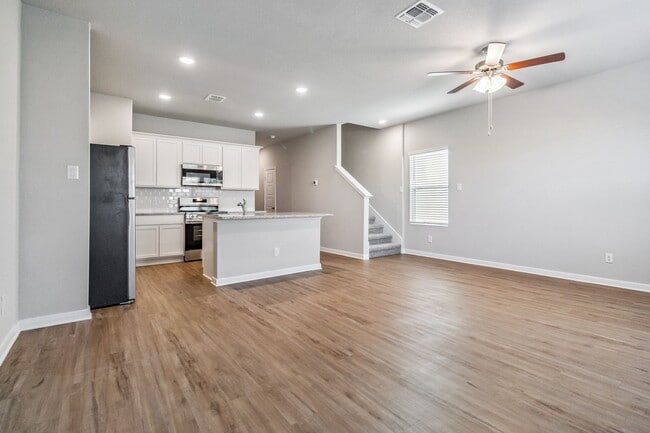 Building Photo - Gorgeous Luxury 3/2.5 Home