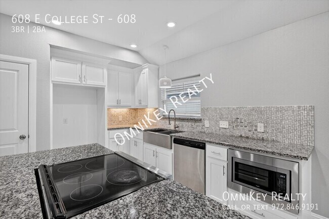 Building Photo - 608 E College St