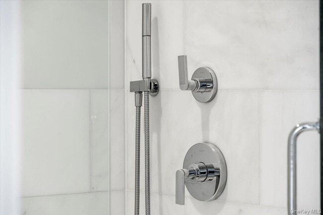 Building Photo - 422 E Boston Post Rd