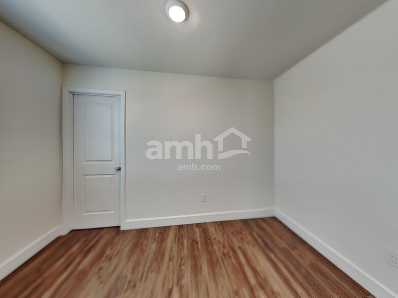 Building Photo - 6035 Schmidt St