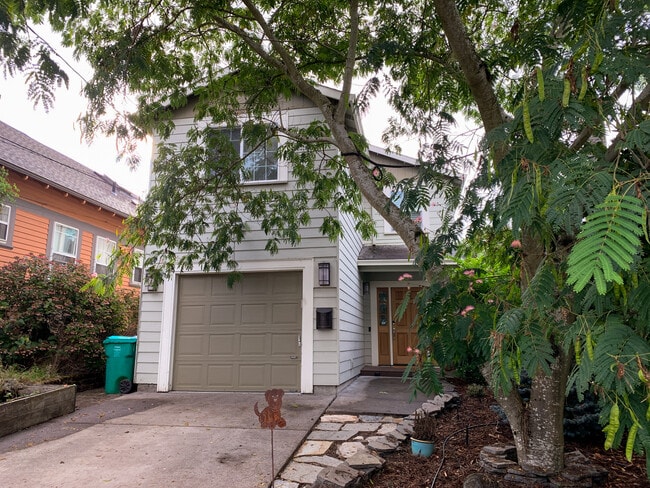 Building Photo - 6705 NE Mallory Ave