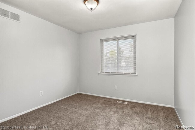 Building Photo - 21385 Deerfield Dr