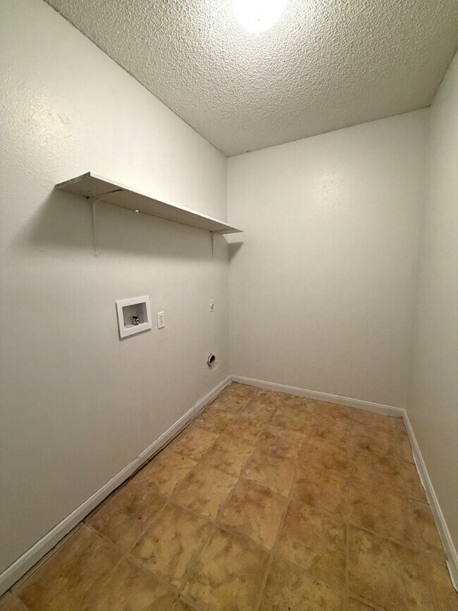 Building Photo - 105 Windward St