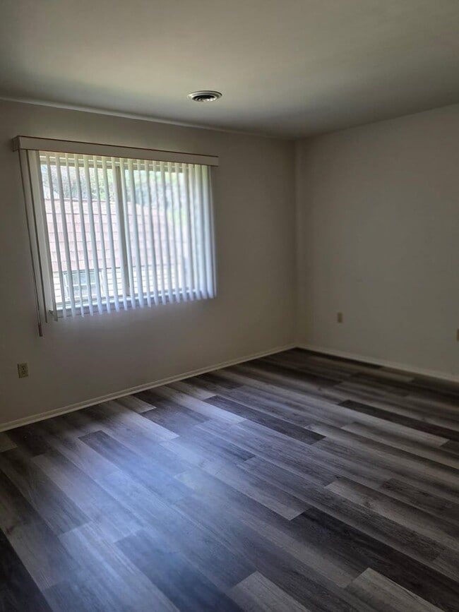 Building Photo - Ranch in Bear/Newark Area