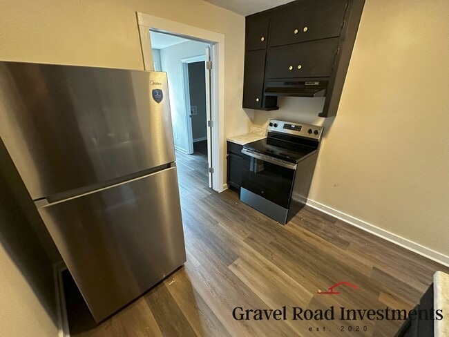 Building Photo - For Rent: Newly Remodeled 3 Bedroom / 1 Bath Home