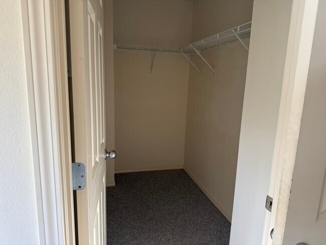 Building Photo - 1608 Hollow Dale Pl