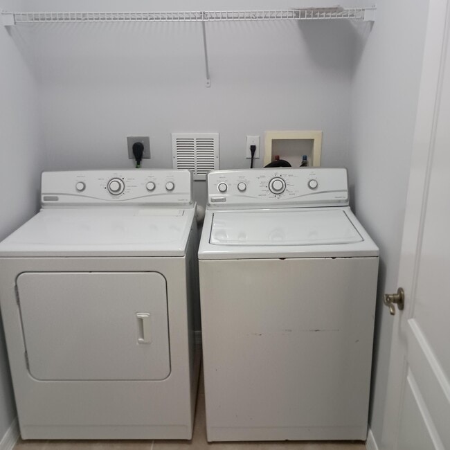 Building Photo - 2410 SE Santos Dr