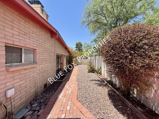 Building Photo - 7551 E La Cienega Dr