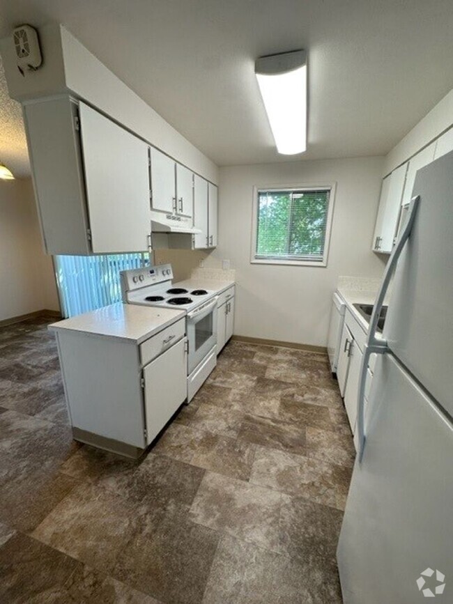 Building Photo - Beautiful 4 Bedroom 2 Bathroom house! #1103