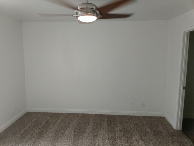 Building Photo - ***MOVE IN SPECIAL*** 3 Bedroom 2 bathroom Northwest condo