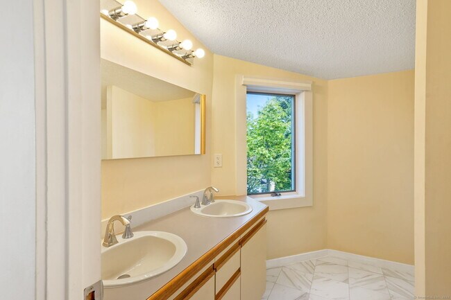Building Photo - 896 Quinnipiac Ave