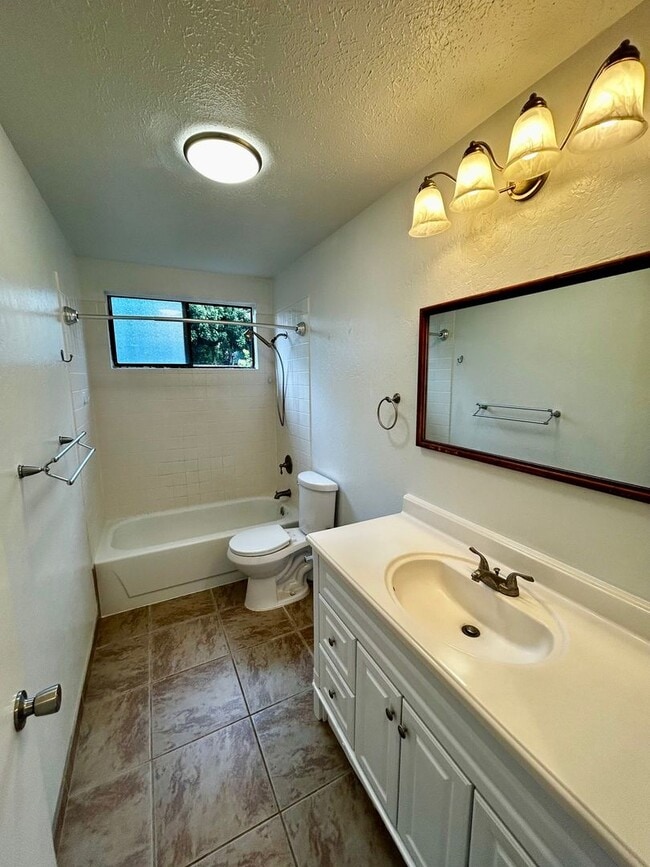 Building Photo - Unfurnished Single level home that's Pet friendly!