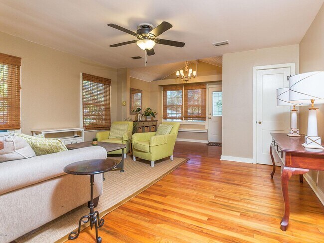 Living - 403 Bechtel Blvd