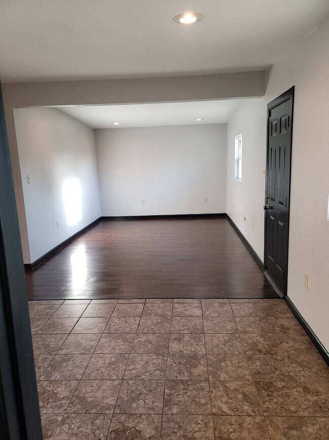 Building Photo - 1104 Bloomfield Dr
