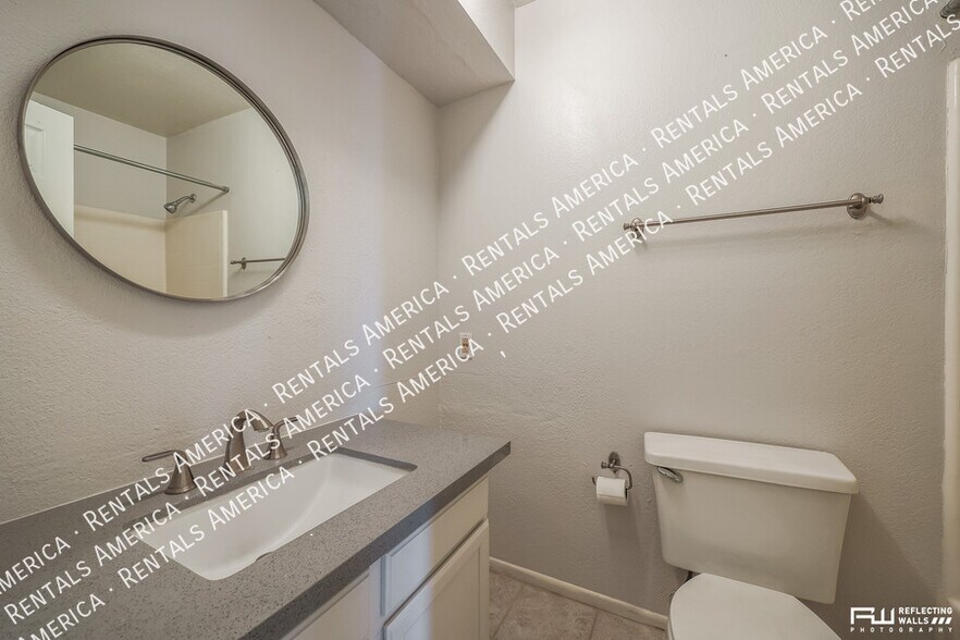 Building Photo - 925 N College Ave