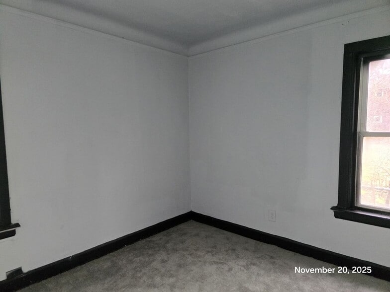 Building Photo - 9379 Manor